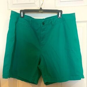 # Green tailored shorts 22W